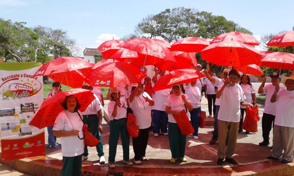 Adultos mayores recorren el departamento con el programa Recréate y Conoce tu Valle