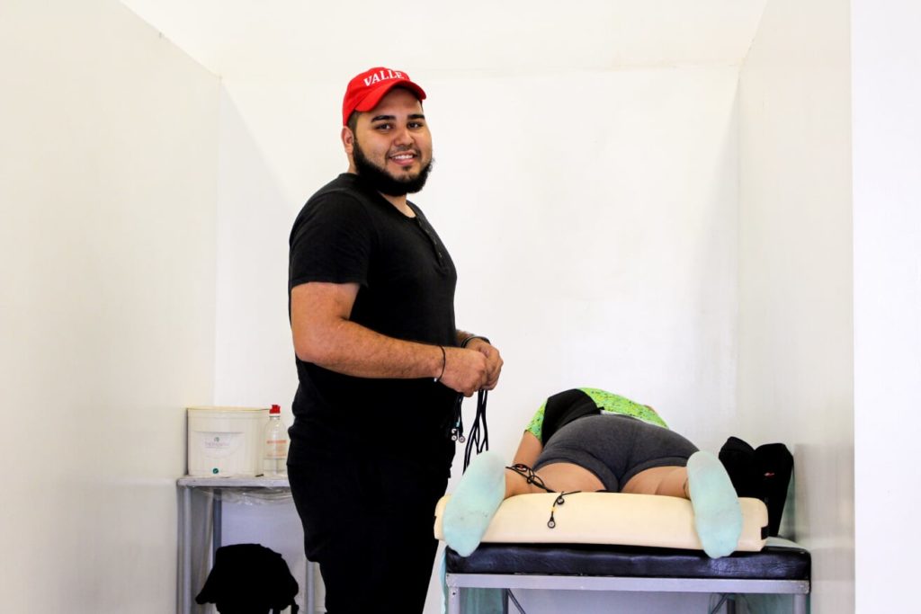 César Vélez, con su juventud, es guía y testigo de los sueños deportivos de los atletas paralímpicos del Valle