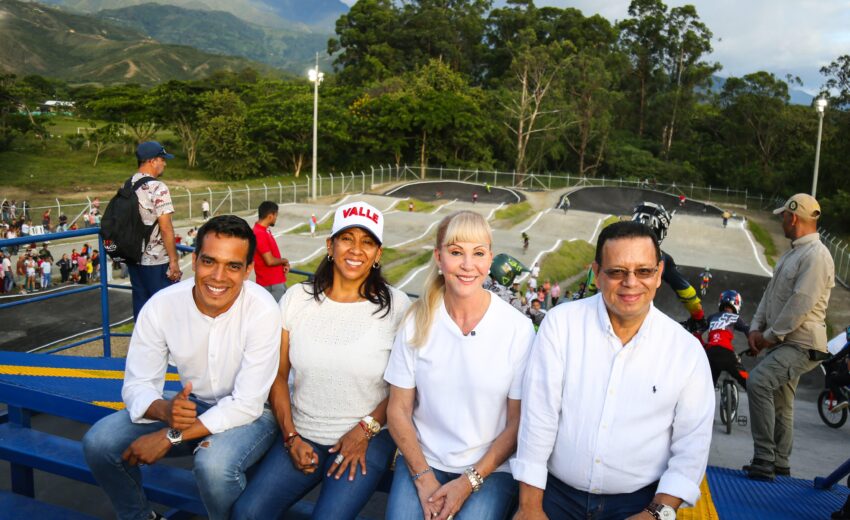 En Florida, niños y jóvenes estrenan pista de BMX avalada por la UCI