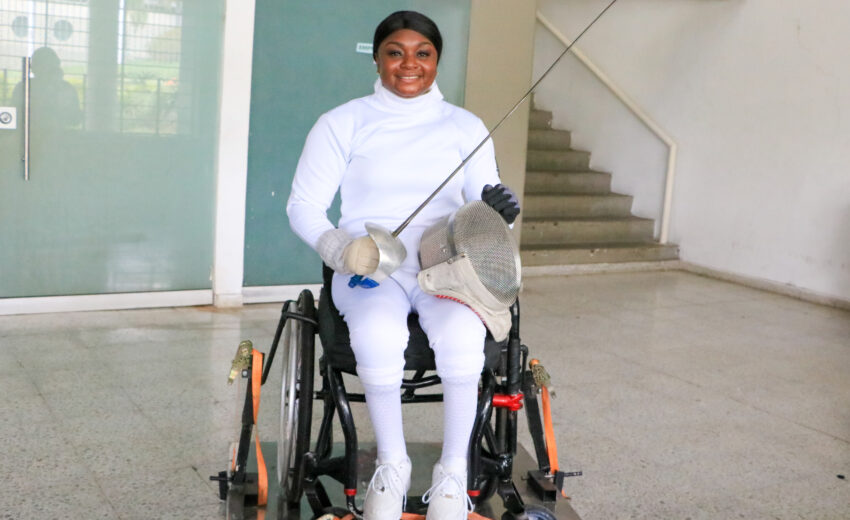 Entre floretes, sables y espadas, Claudia Quiñones escribe su historia superando barreras